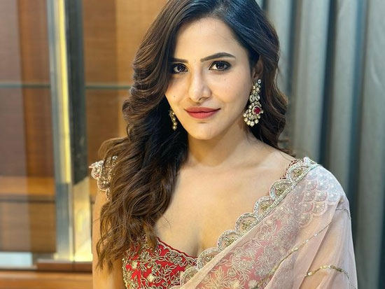 Enticing Clicks Of Ashu Reddy In Saree